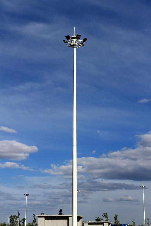 高照度丨超耐久丨30米高杆路灯 - 创新设计，照亮更广阔的未来