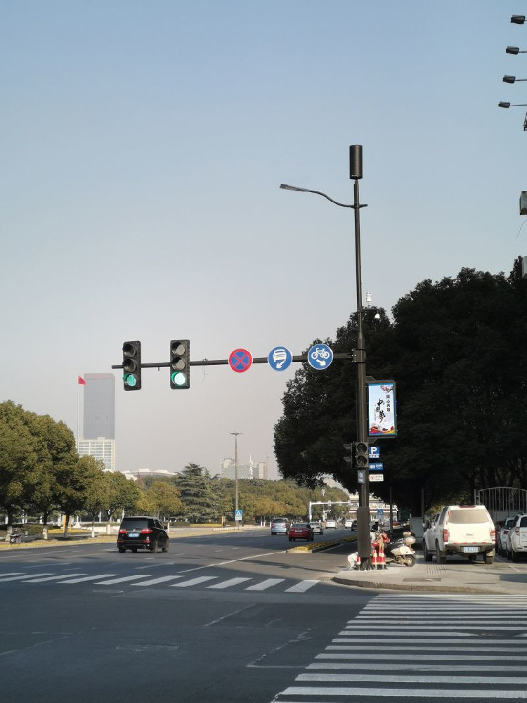 科技与实用并存 - 监控信号灯交通指示牌显示屏照明一体智慧共杆路灯