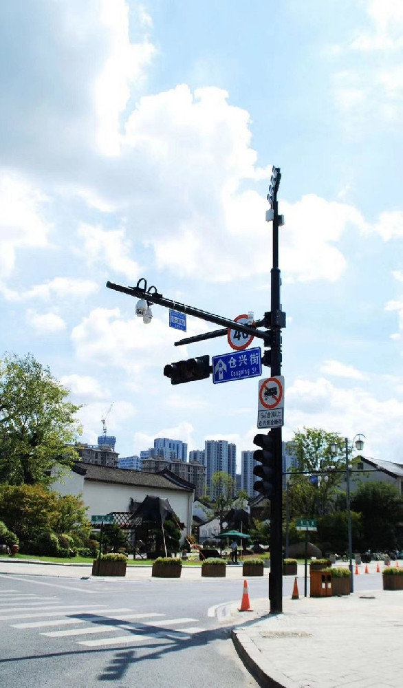 新一代交通照明设施 - 长沙路灯共杆生产厂家推出交通指示牌交通信号灯L形双臂监控照明一体共杆中杆路灯